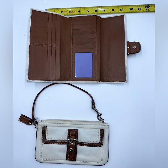 Coach Vintage Tan and White Leather Wristlet wallet pair ink needs cleaning - Picture 5 of 10